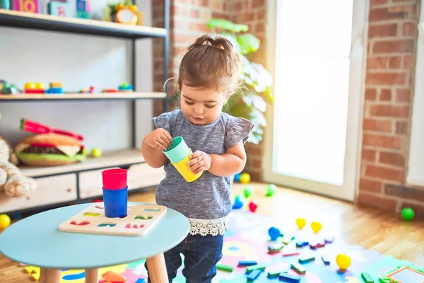 Kleinkind Steht Kindergarten Und Spielt Mit Bunten Plastikbechern — Stockfoto