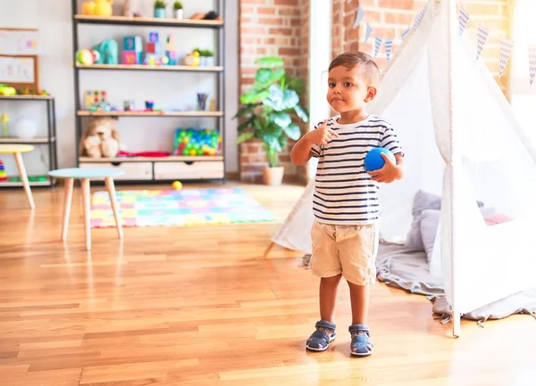 Bellissimo Bambino Ragazzo Che Gioca Con Palline Colorate All Asilo — Foto Stock