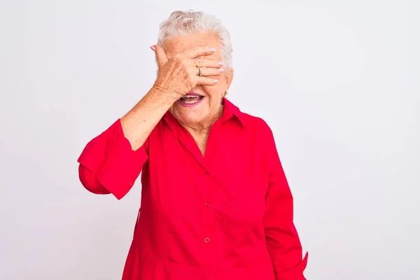 Yaşlı Gri Saçlı Kırmızı Günlük Gömlek Giyen Izole Edilmiş Beyaz — Stok fotoğraf