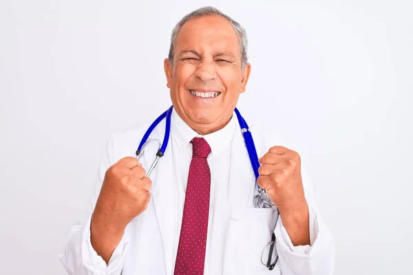 Starší Šedovlasý Doktor Stetoskopem Stojící Nad Osamělým Bílým Pozadím Vzrušený — Stock fotografie