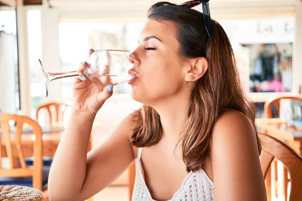 Joven Hermosa Mujer Sentada Restaurante Disfrutando Vacaciones Verano Bebiendo Vaso — Foto de Stock