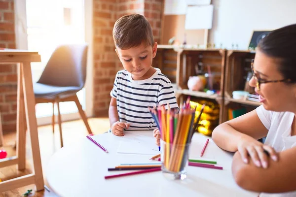 Mooie Leraar Peuter Jongen Tekening Tekenen Met Behulp Van Gekleurde — Stockfoto