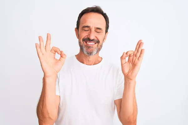 Hombre Guapo Mediana Edad Con Camiseta Casual Pie Sobre Fondo —  Fotos de Stock