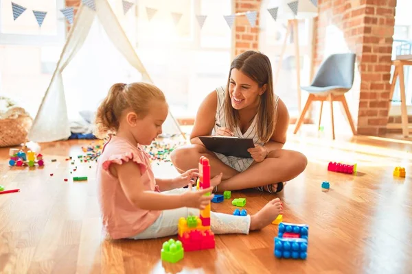 Bella Psicologa Bionda Bambina Che Terapia Costruzione Torre Utilizzando Blocchi — Foto Stock