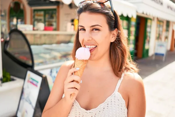 若いです美しいです女性食べるアイスクリームコーンでPalourで夏の晴れた日に休日 — ストック写真