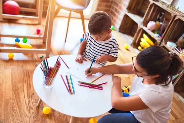 Beautiful Teacher Toddler Boy Drawing Draw Using Colored Pencils Kindergarten — Stock Photo, Image