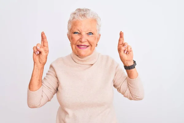 Oudere Grijsharige Vrouw Met Een Coltrui Een Geïsoleerde Witte Achtergrond — Stockfoto