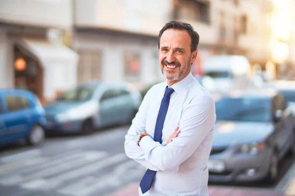 Homem Negócios Bonito Meia Idade Vestindo Camisa Gravata Rua Sorrindo — Fotografia de Stock