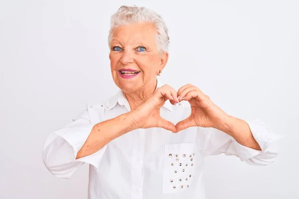 Senior Mulher Cabelos Grisalhos Vestindo Camisa Elegante Sobre Fundo Branco — Fotografia de Stock