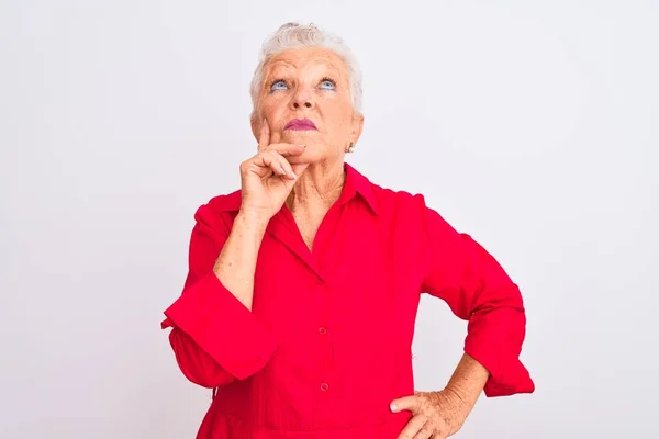 Eine Ältere Grauhaarige Frau Rotem Lässigem Hemd Steht Vor Isoliertem — Stockfoto