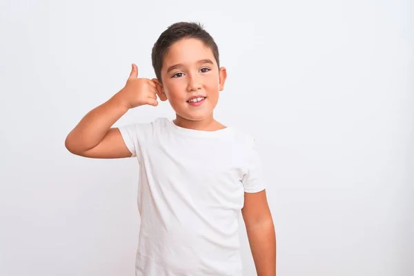 Krásný Chlapec Neformálním Tričku Stojící Nad Osamělým Bílým Pozadím Usmívající — Stock fotografie