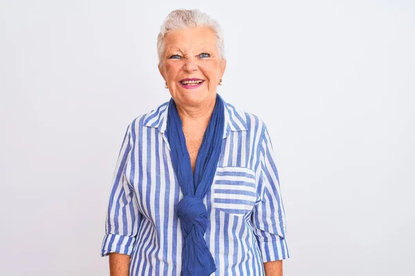 Mavi Çizgili Tişört Giyen Yaşlı Gri Saçlı Kadın Mutlu Havalı — Stok fotoğraf