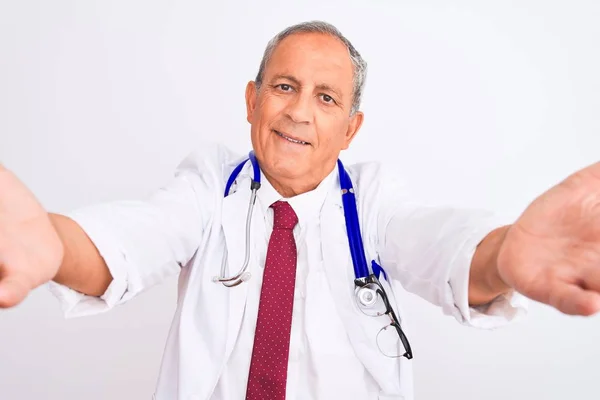 Steteskop Takan Yaşlı Gri Saçlı Doktor Izole Edilmiş Beyaz Arka — Stok fotoğraf