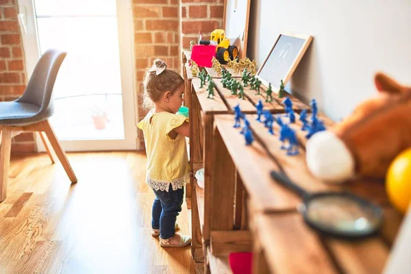 Kleinkind Steht Kindergarten Und Spielt Mit Bunten Plastikbechern — Stockfoto