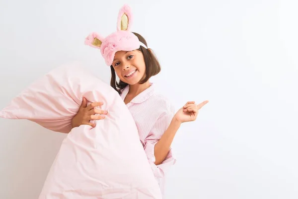 Barn Flicka Bär Sömnmask Och Pyjamas Hålla Kudde Över Isolerad — Stockfoto