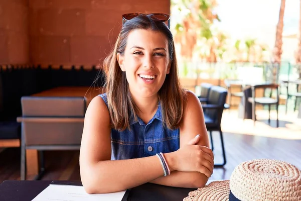 Joven Hermosa Mujer Sentada Restaurante Disfrutando Vacaciones Verano —  Fotos de Stock