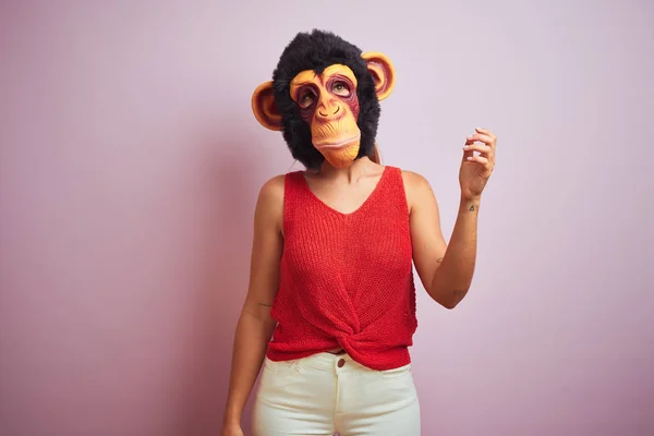 穿着T恤和猴子面具站着的女人 — 图库照片