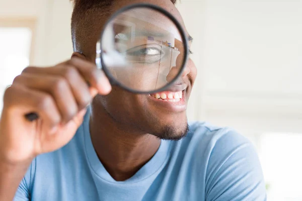 Giovane Uomo Africano Guardando Attraverso Lente Ingrandimento — Foto Stock