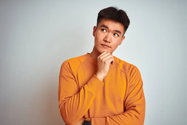 Fiatal Ázsiai Kínai Férfi Narancssárga Pulóvert Visel Elszigetelt Fehér Háttér — Stock Fotó