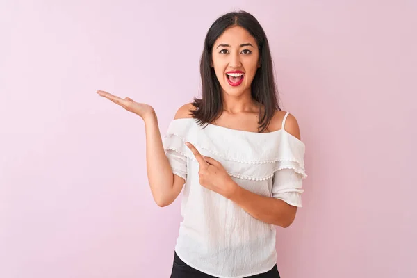 Mooie Chinese Vrouw Draagt Witte Shirt Staan Geïsoleerde Roze Achtergrond — Stockfoto