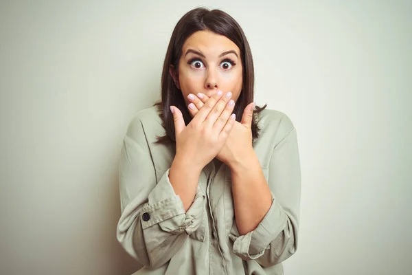 Junge Schöne Brünette Frau Trägt Grünes Hemd Über Isoliertem Hintergrund — Stockfoto