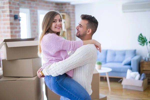 年轻美丽的夫妇拥抱在爱庆祝很高兴搬到新的公寓 — 图库照片