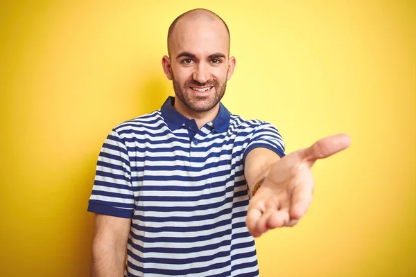 Ung Skallig Man Med Skägg Bär Casual Randig Blå Shirt — Stockfoto