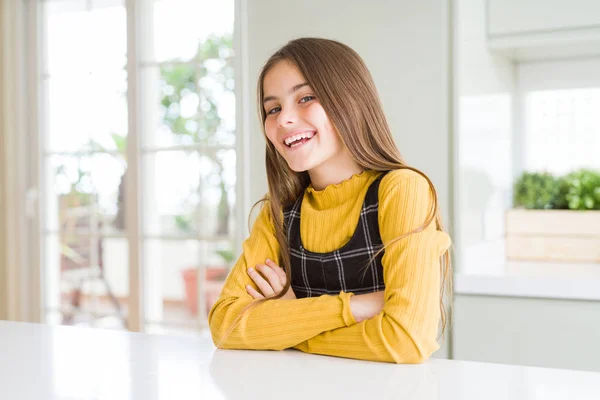 Joven Hermosa Niña Rubia Con Suéter Amarillo Casual Casa Cara — Foto de Stock