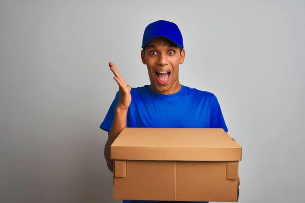 Jovem Homem Bonito Entrega Árabe Segurando Uma Caixa Sobre Fundo — Fotografia de Stock