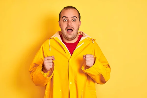 Giovane Uomo Che Indossa Cappotto Antipioggia Piedi Sfondo Giallo Isolato — Foto Stock