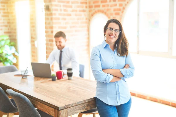 Young Business Team Werkt Kantoor Hoofdkantoor Vrouw Staande Smilig Positief — Stockfoto