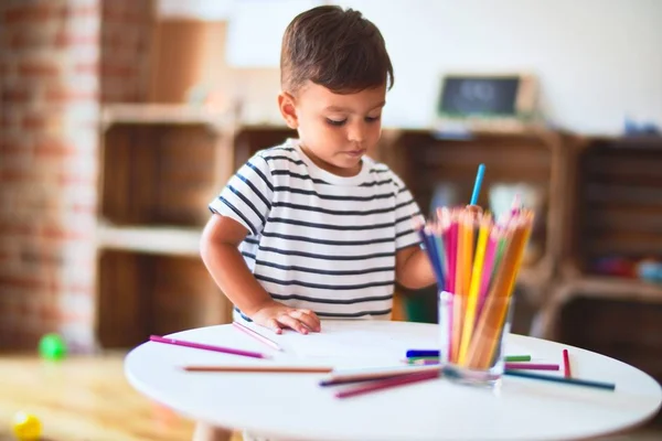 Mooie Peuter Jongen Tekening Schattig Trekken Met Behulp Van Gekleurde — Stockfoto