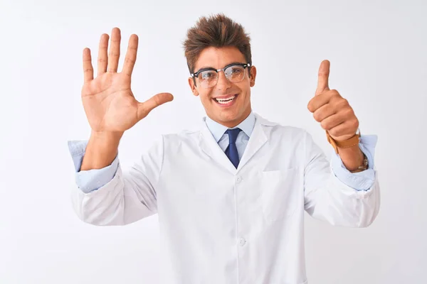 Jovem Cientista Bonito Vestindo Óculos Casaco Sobre Fundo Branco Isolado — Fotografia de Stock