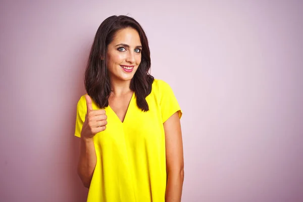 Joven Hermosa Mujer Con Camiseta Amarilla Pie Sobre Fondo Rosa — Foto de Stock