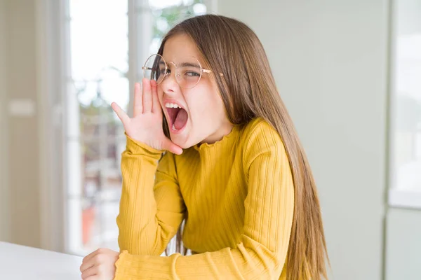 Hermosa Niña Con Gafas Gritando Gritando Fuerte Lado Con Mano — Foto de Stock