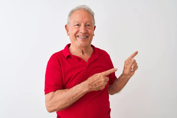 Älterer Grauhaariger Mann Rotem Polo Steht Lächelnd Vor Isoliertem Weißem — Stockfoto