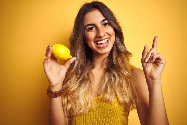 Giovane Bella Donna Mangiare Limone Sfondo Giallo Isolato Molto Felice — Foto Stock