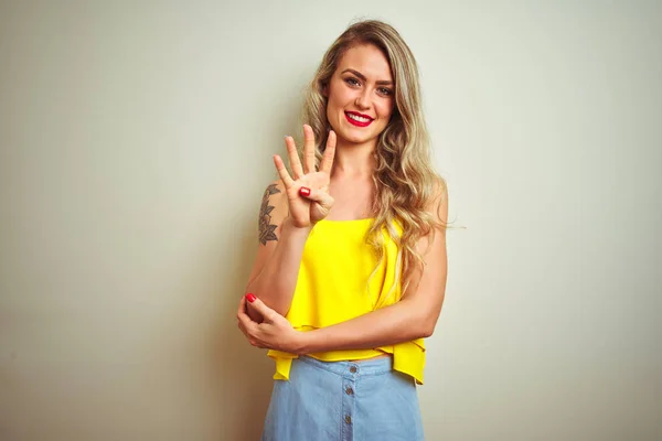 Jovem Mulher Bonita Vestindo Camiseta Amarela Sobre Fundo Isolado Branco — Fotografia de Stock