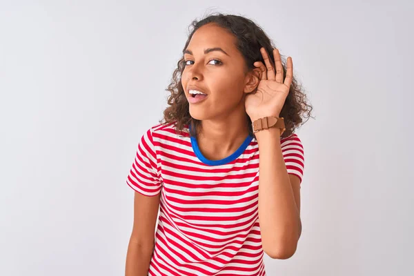 Mujer Brasileña Joven Con Camiseta Rayas Rojas Pie Sobre Fondo — Foto de Stock