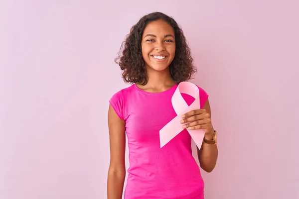 Jovem Brasileira Segurando Fita Câncer Sobre Fundo Rosa Isolado Com — Fotografia de Stock