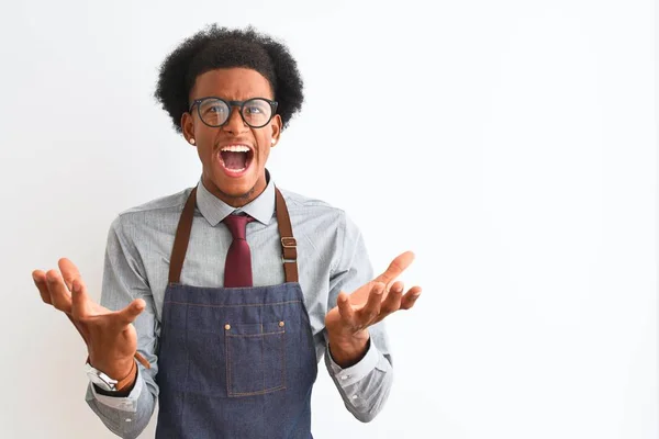 Jonge Afro Amerikaanse Winkelier Man Draagt Een Schort Bril Geïsoleerde — Stockfoto