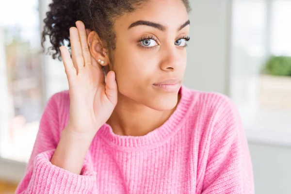 Linda Jovem Afro Americana Com Cabelo Afro Sorrindo Com Mão — Fotografia de Stock