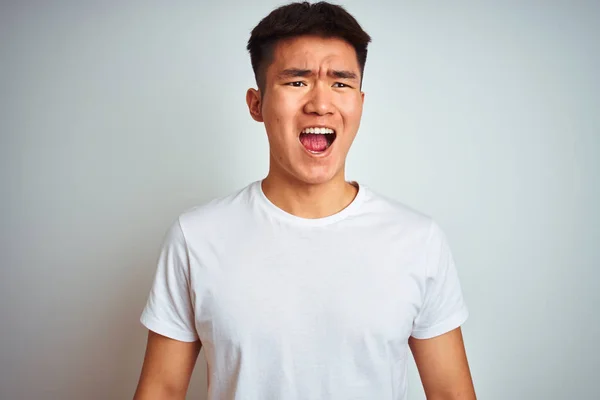 年轻的亚洲中国男子穿着T恤站在孤立的白色背景愤怒和疯狂的尖叫沮丧和愤怒 愤怒地大喊大叫 愤怒和侵略性的概念 — 图库照片