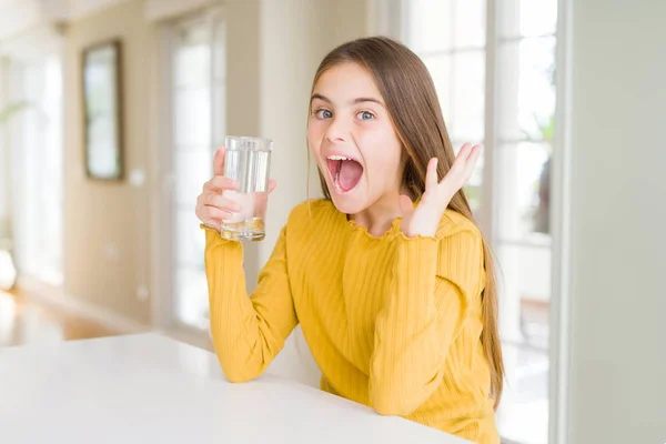 Vacker Ung Flicka Unge Dricker Ett Färskt Glas Vatten Mycket — Stockfoto