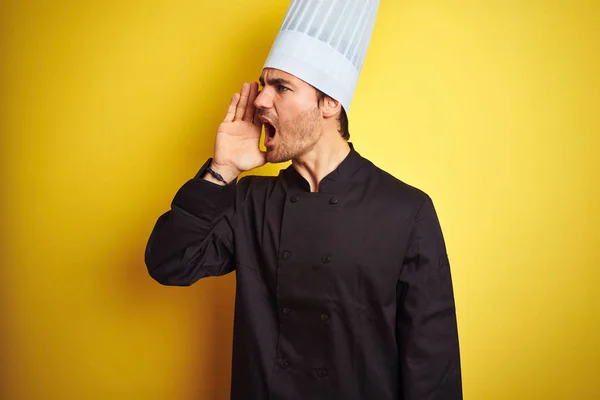 Giovane Uomo Chef Indossa Uniforme Cappello Piedi Sopra Isolato Sfondo — Foto Stock