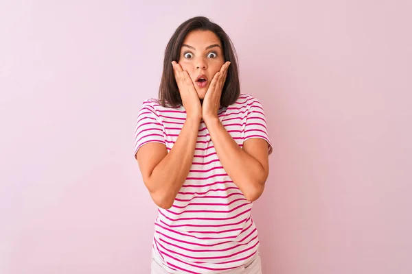 Junge Schöne Frau Gestreiftem Shirt Die Vor Isoliertem Rosa Hintergrund — Stockfoto