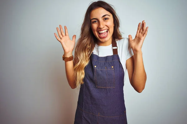 Junge Schöne Frau Schürze Über Grauem Isoliertem Hintergrund Feiert Verrückt — Stockfoto