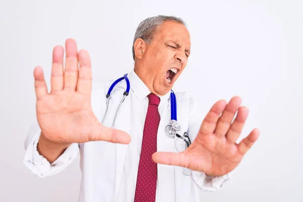 Médico Cabelos Grisalhos Sênior Usando Estetoscópio Sobre Fundo Branco Isolado — Fotografia de Stock