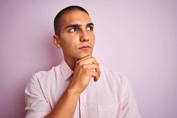 Jovem Bonito Homem Vestindo Camisa Elegante Sobre Rosa Isolado Fundo — Fotografia de Stock