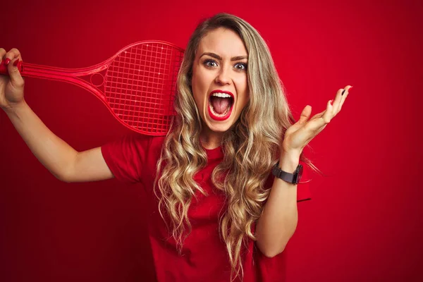Jonge Sporter Tennissen Met Racket Een Bal Rood Geïsoleerde Achtergrond — Stockfoto